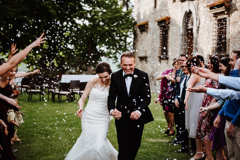 bride groom confetti castle tuscany wedding